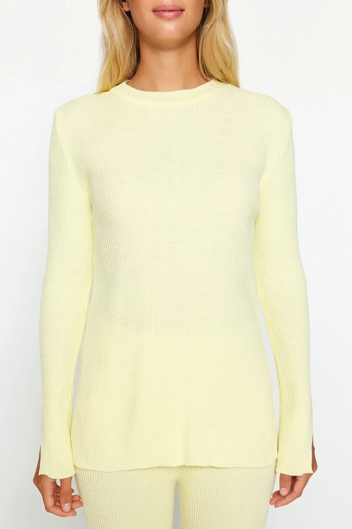 Trendyol Collection  Set aus Oberteil und Unterteil aus geschlitztem Strick in Gelb TWOAW24AU00101