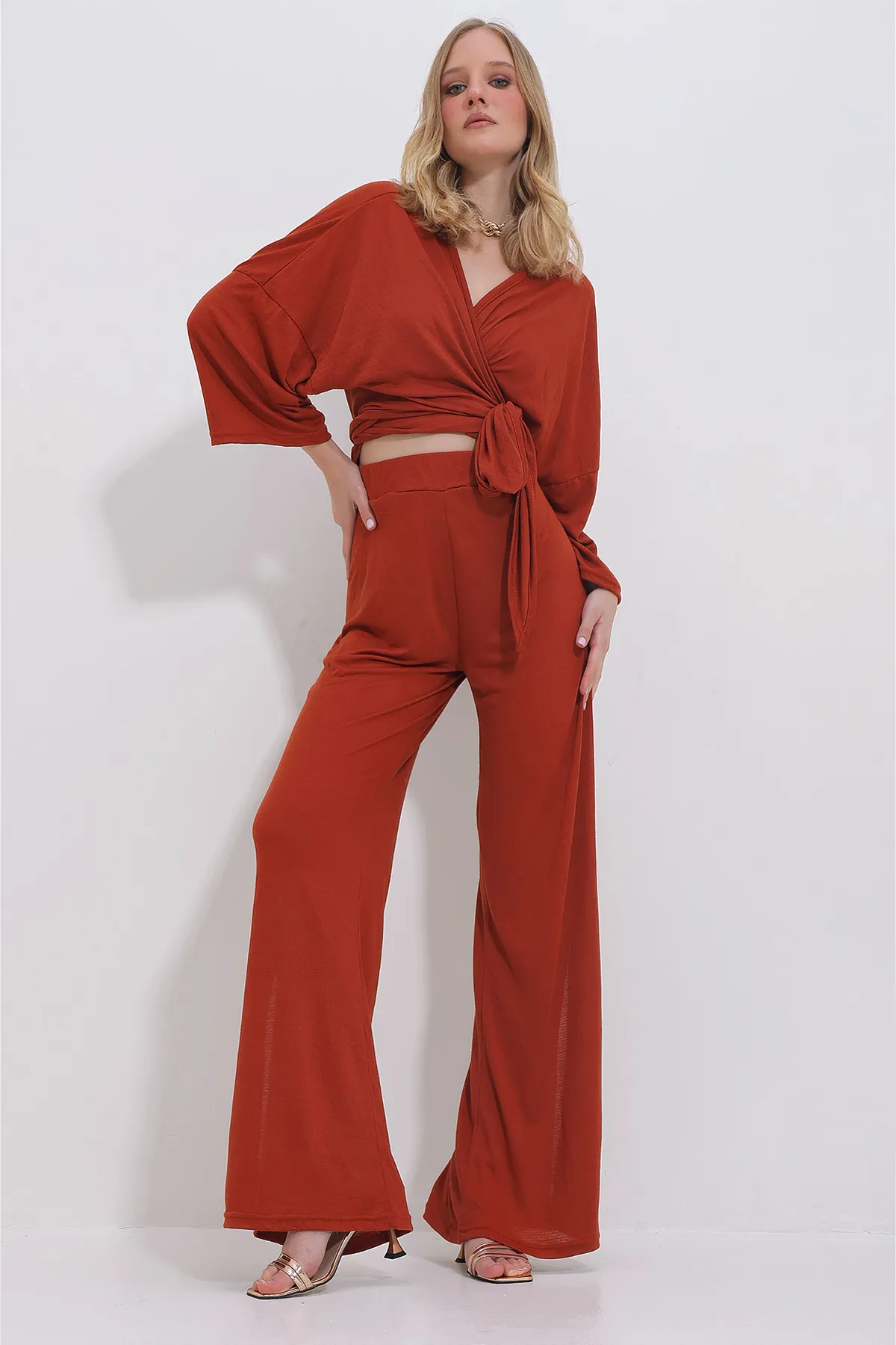 Trend Alaçatı Stili  Zweireihiger Damenanzug mit ziegelfarbener, zweireihiger Bluse mit Kragen und geschlitzter, locker geschnittener Hose für Damen ALC-X11422