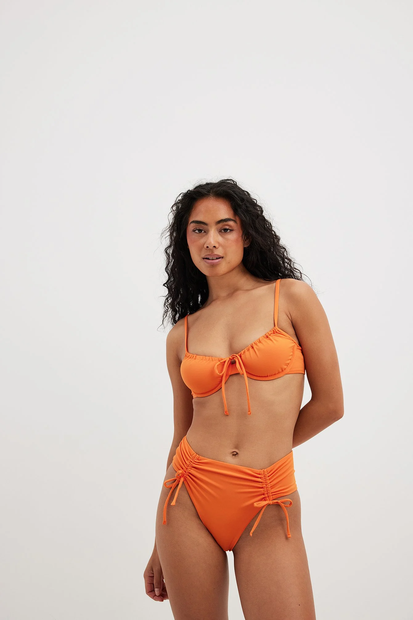 Hochgeschnittenes Bikinihöschen