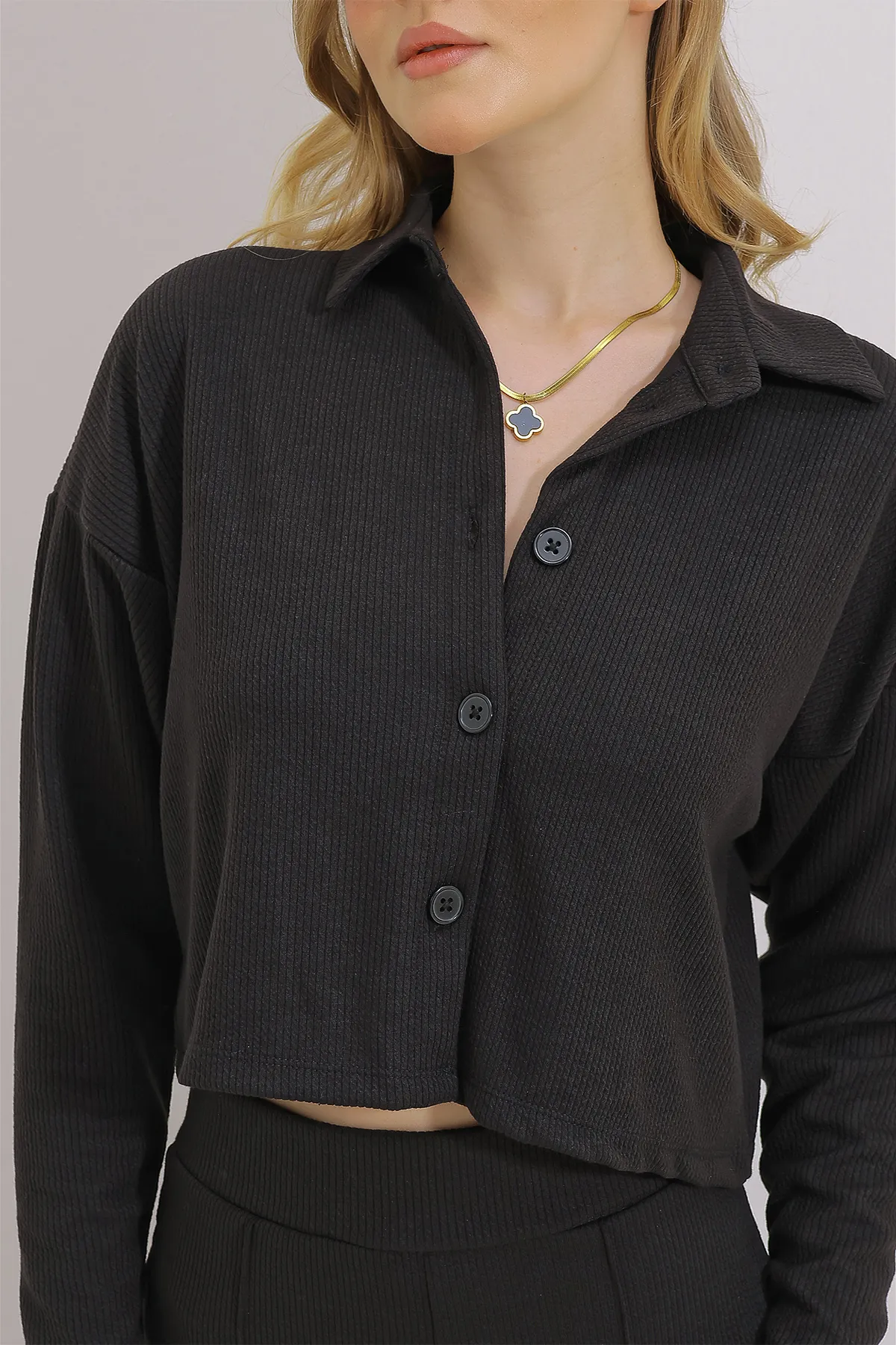Trend Alaçatı Stili  Schwarzes Damen-Doppelset aus kurzem Strickhemd und Palazzo-Hose „Thessaloniki“ ALC-X11443