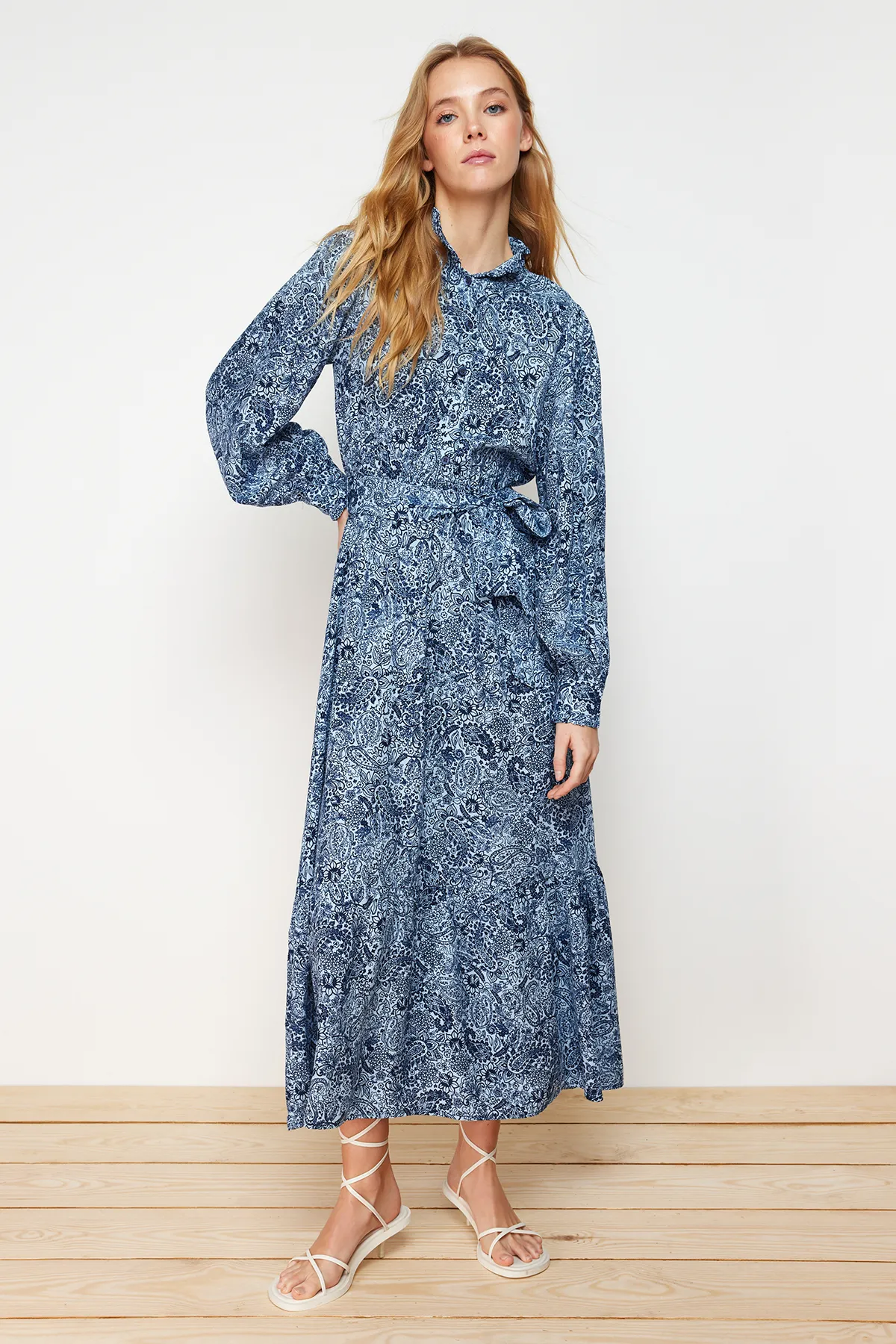 Trendyol Modest  Blaues, geblümtes Viskose-Webkleid TCTSS24EB00074