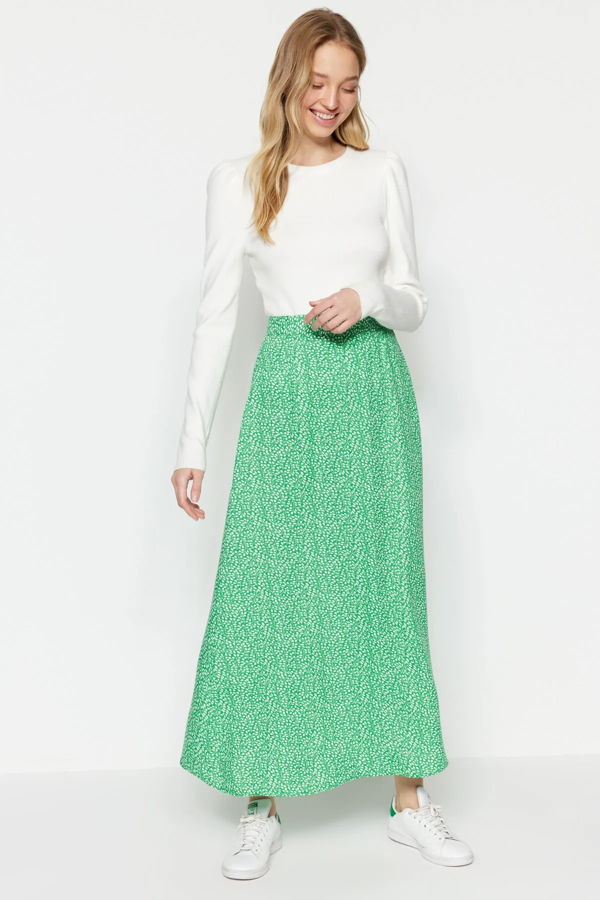 Trendyol Modest  Grüner ausgestellter Rock aus Viskosegewebe mit Blumendruck TCTSS21ET0497