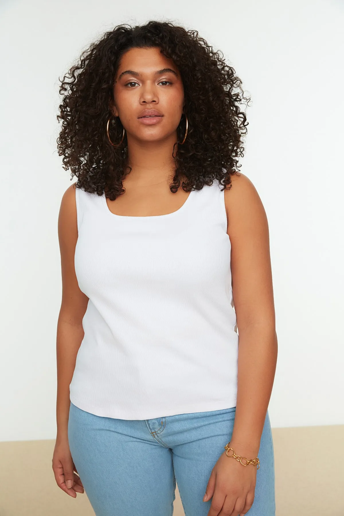 Trendyol Curve  Weißes Basic-Unterhemd mit geripptem Strick und quadratischem Kragen TBBSS22AL0011