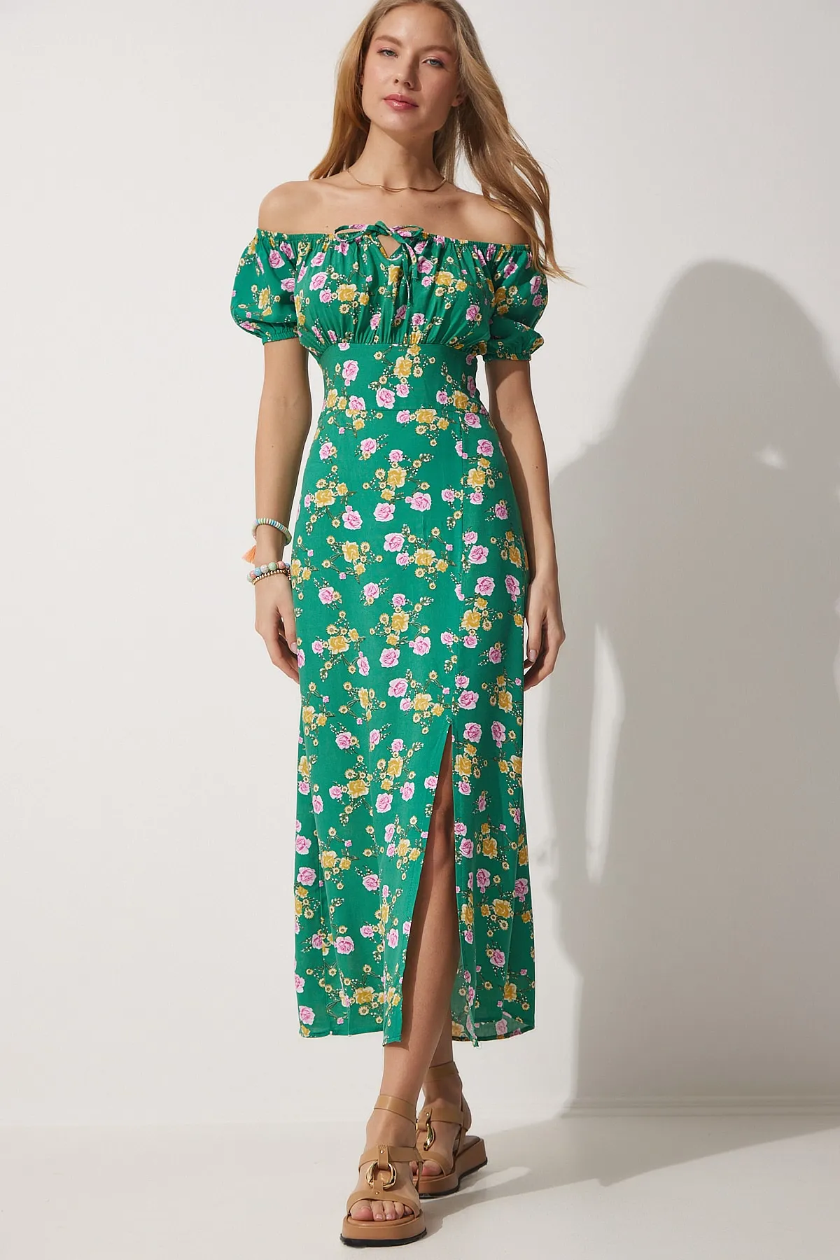 Happiness İstanbul  Grünes, florales, gerafftes, langes Viskose-Sommerkleid für Damen DK00143