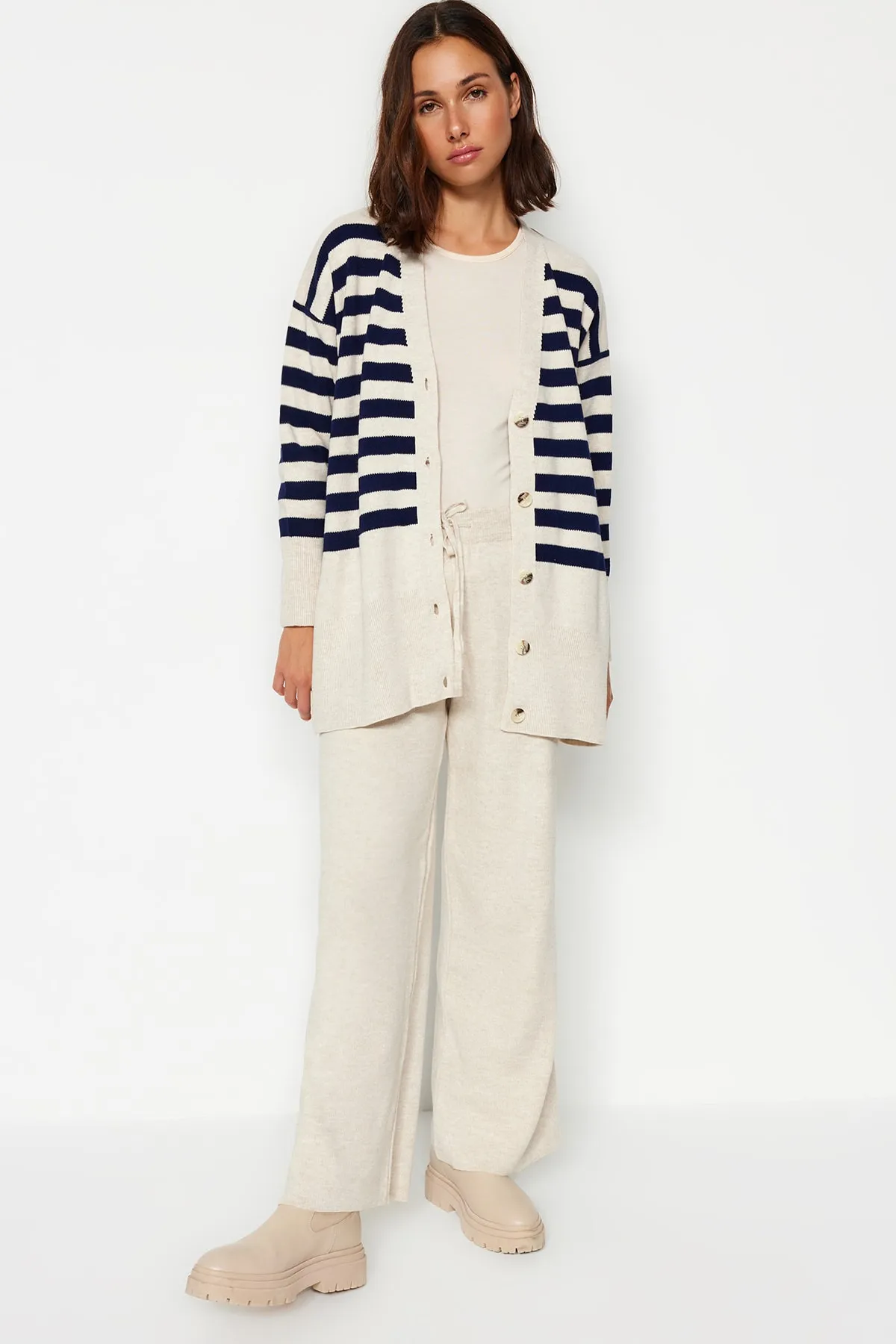 Trendyol Modest  Beiges Set aus Oberteil und Unterteil mit Jacquard-Streifen, Strickjacke und Hose mit Knopfleiste TCTAW24US00054