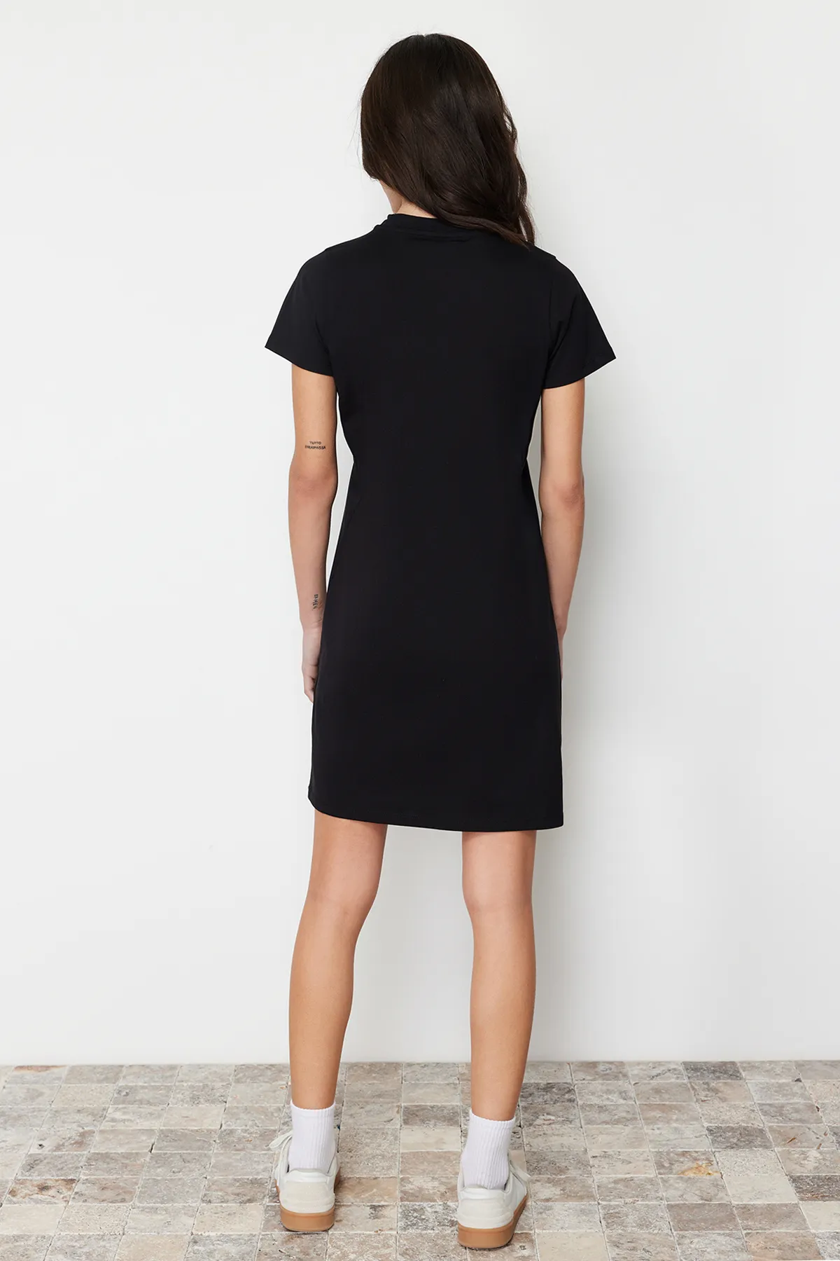 Trendyol Collection  Schwarzes, gestricktes T-Shirt-Kleid aus 100 % Baumwolle mit Taschen, Rundhalsausschnitt und kurzen Ärmeln TWOSS24EL00120