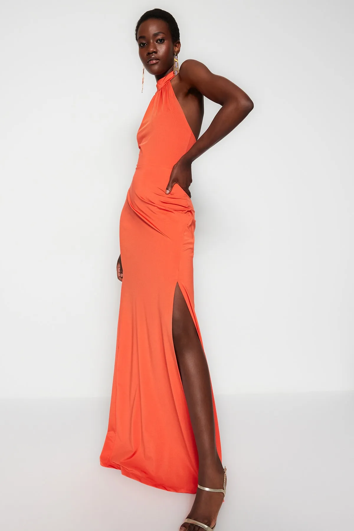 Trendyol Collection  Langes Abendkleid aus Strick mit Granatapfelblüte TPRSS23AE00040