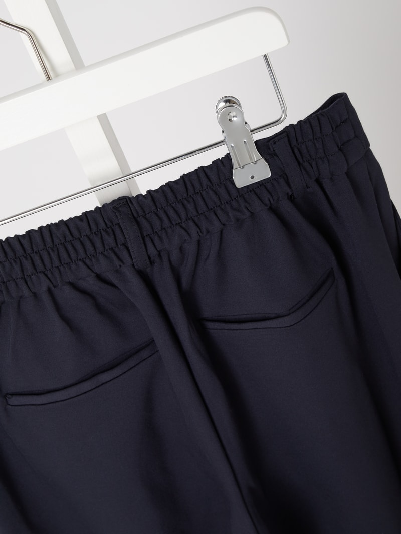 Bundfaltenhose mit zulaufendem Bein und Tunnelzug in marineblau