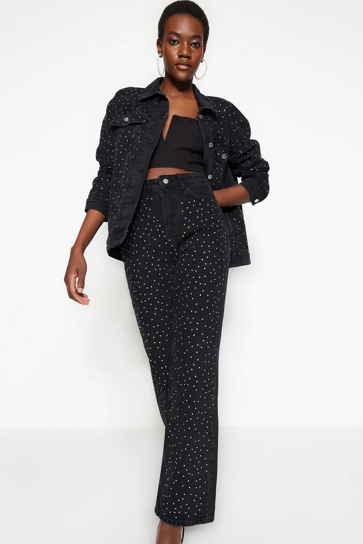 Trendyol Collection  Schwarze Stone-Jeans mit hoher Taille und weitem Beinausschnitt TWOAW23JE00442