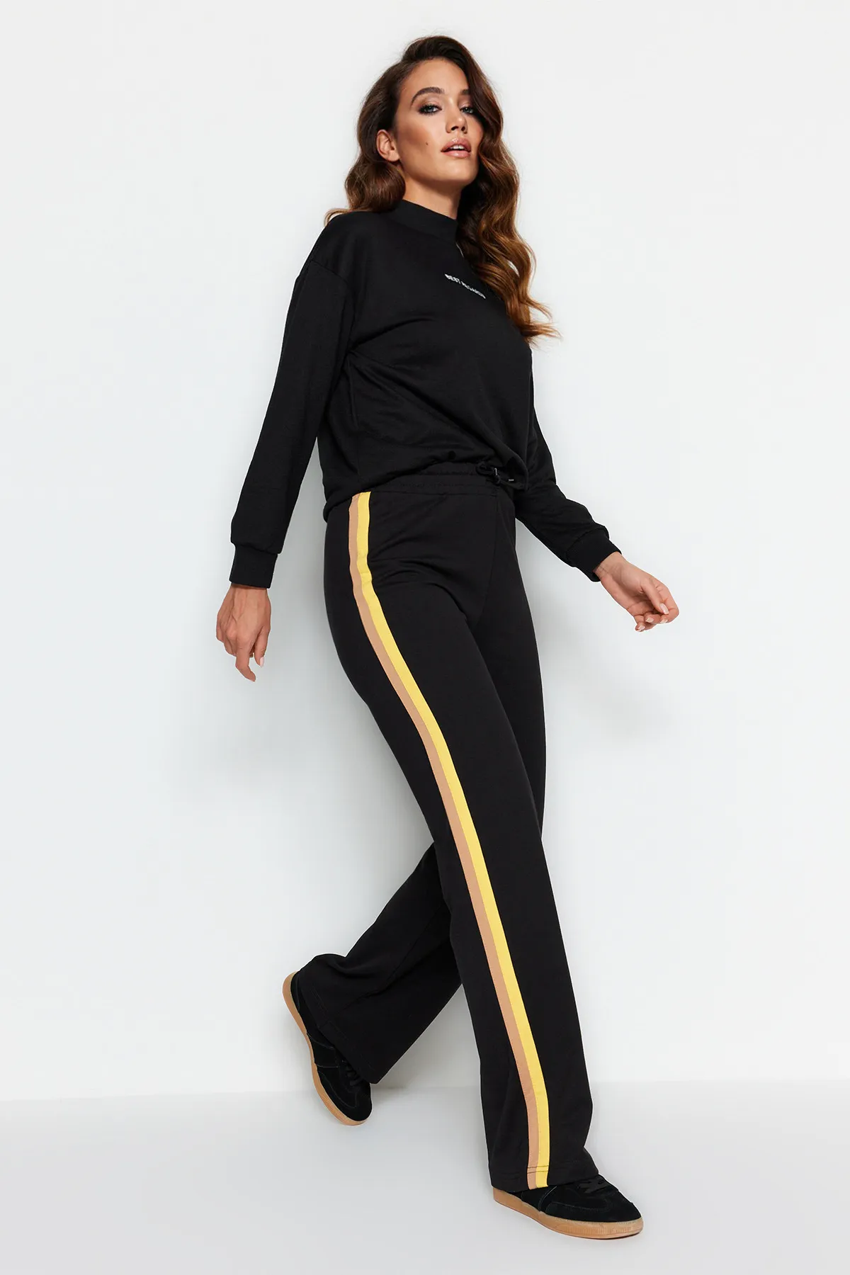 Trendyol Modest  Schwarze gestrickte Jogginghose mit weitem Bein und seitlichem Streifendetail TCTAW22EI0022