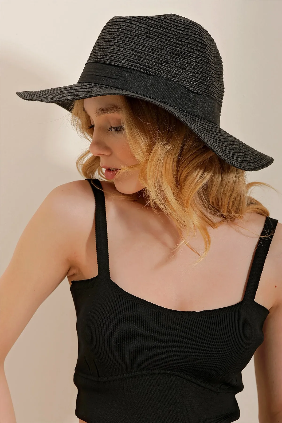 Trend Alaçatı Stili  Breiter schwarzer Strohhut für Damen mit Schleifendetail ALC-X10184