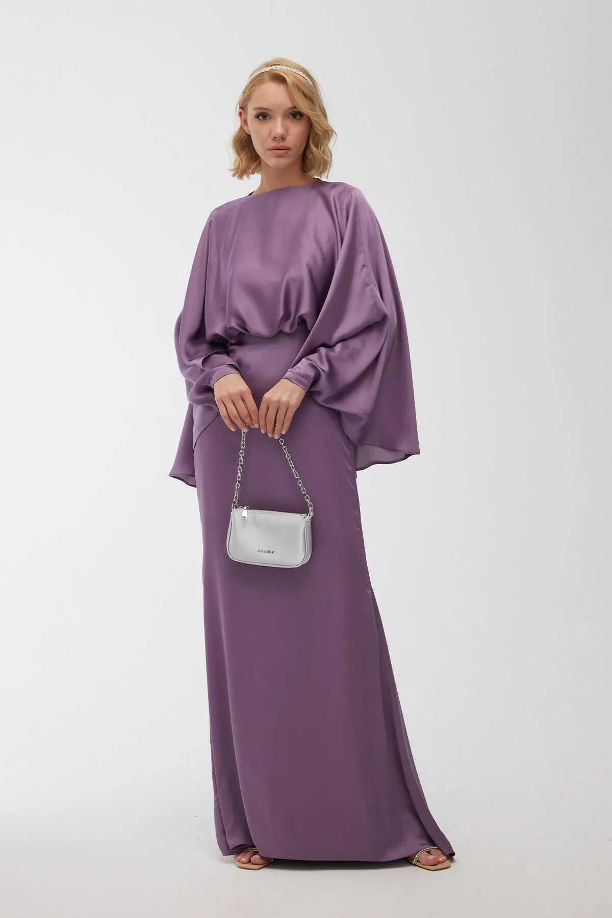 Manuka  Cape-Abendkleid aus Seidensatin in Lavendel