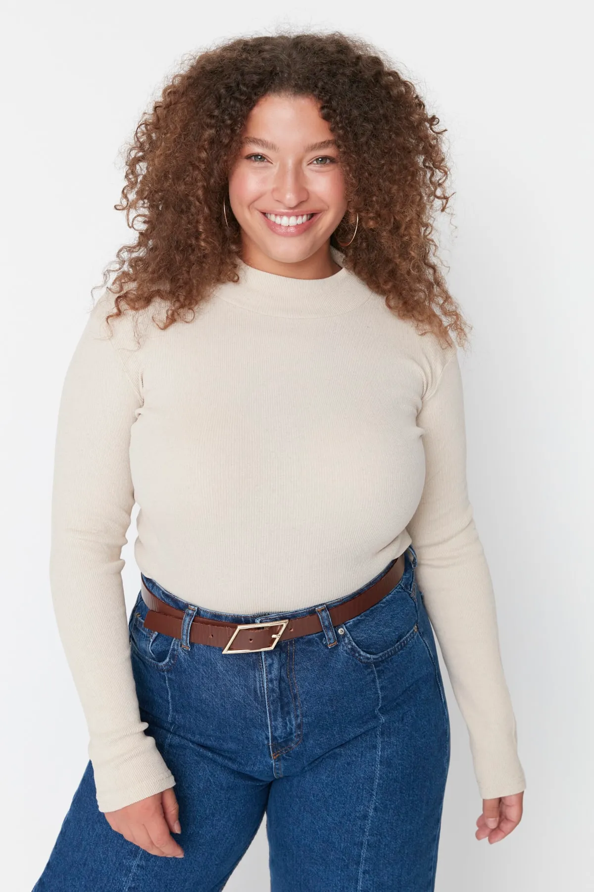 Trendyol Curve  Beigefarbene, figurbetonte, gerippte Strickbluse mit Stehkragen TBBAW23AF00003