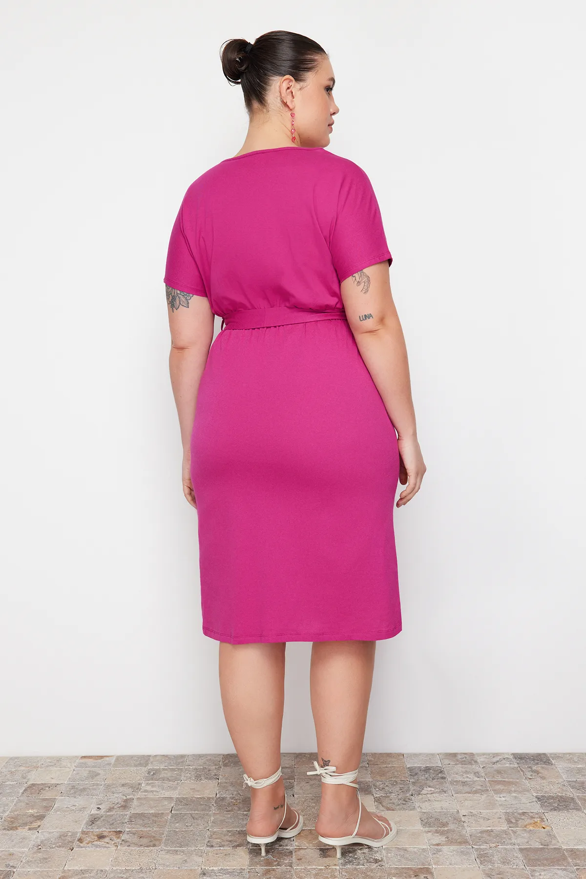 Trendyol Curve  Fuchsia Strickkleid mit Rundhalsausschnitt und Gürtel TBBSS22AH0242