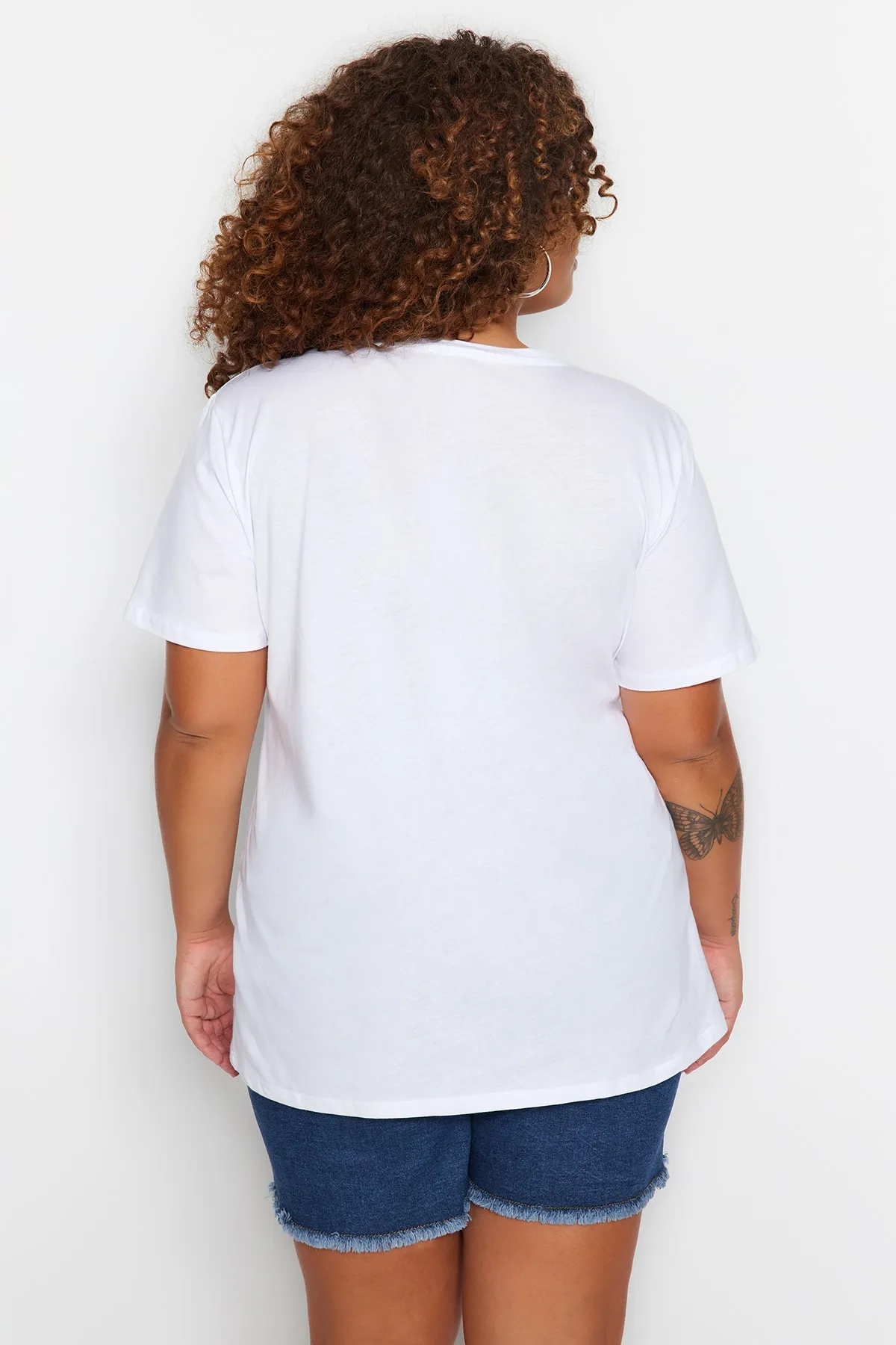 Trendyol Curve  Weißes bedrucktes Strick-T-Shirt mit Rundhalsausschnitt TBBSS22TS1944