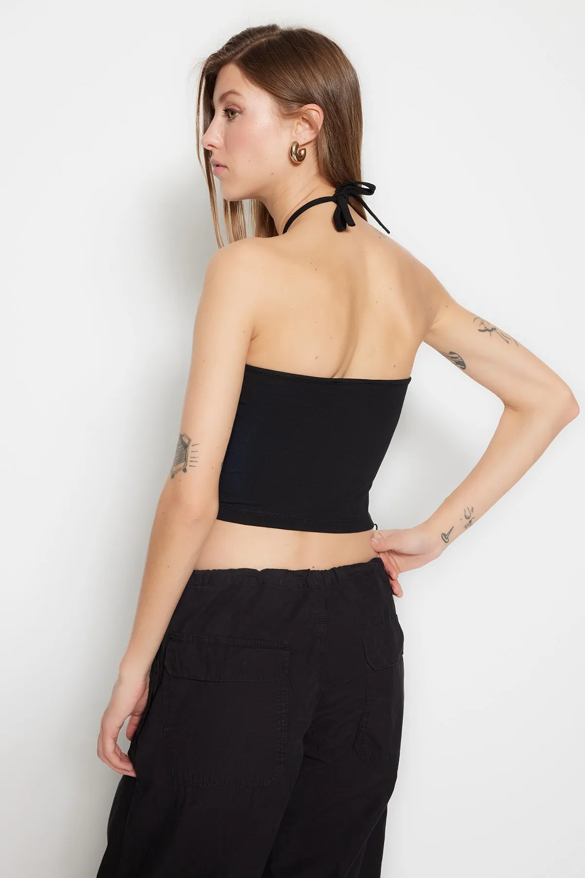 Trendyol Collection  Schwarz-weißes 2er-Pack Crop Bustier aus Baumwolle mit überkreuzten Trägern, dehnbar, gestrickt, TWOSS23BS00002