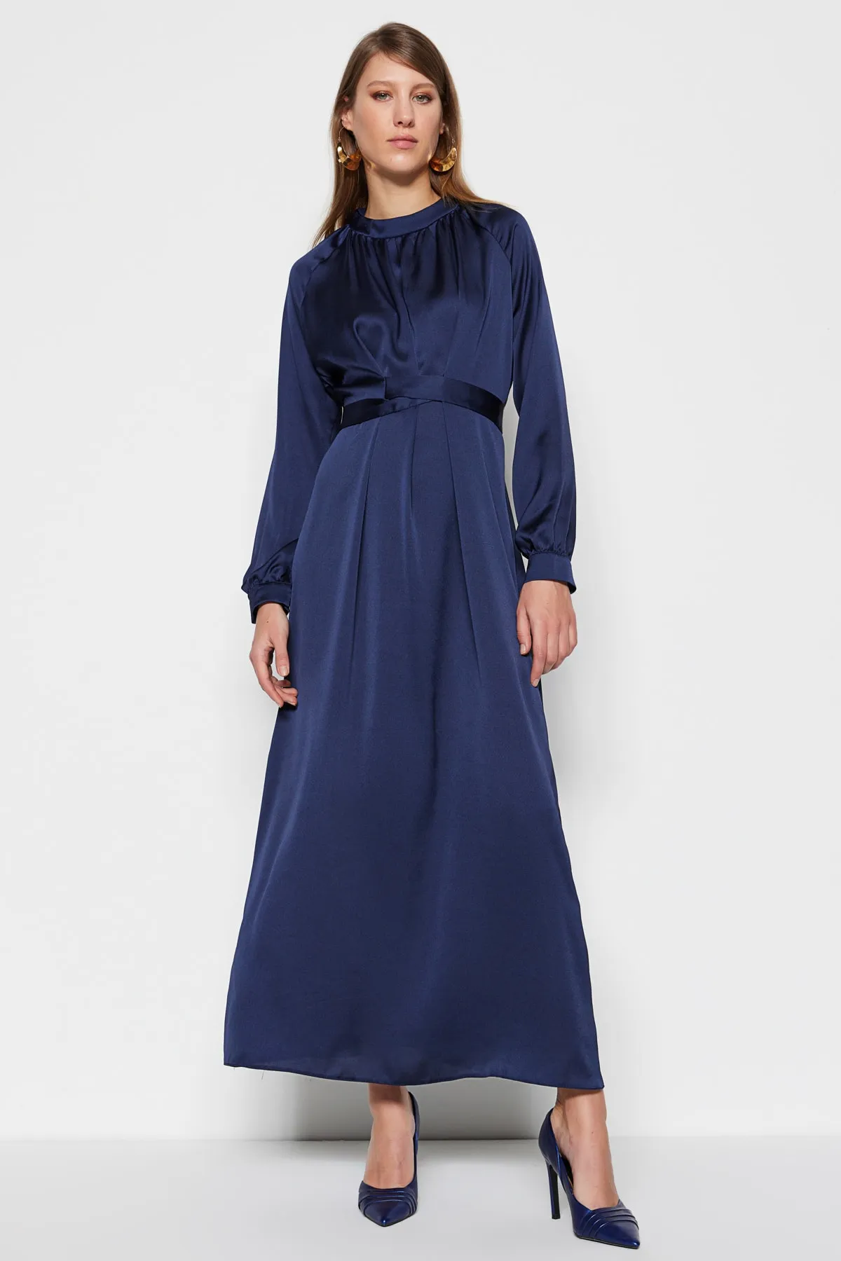 Trendyol Modest  Marineblaues Abendkleid aus Satin mit Gürtel in der Taille TCTSS23DB00038