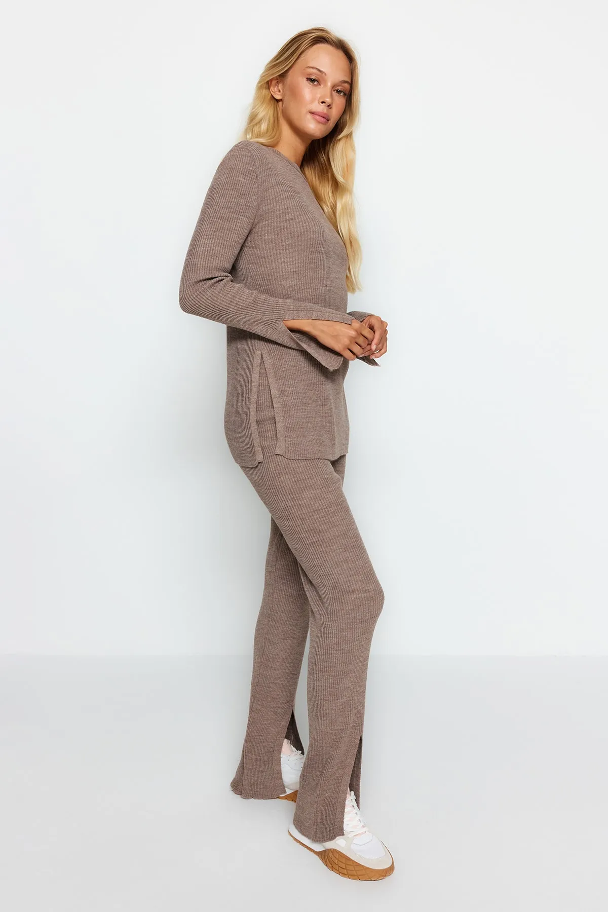 Trendyol Collection  Nerzgeschlitztes Strickober- und Unterteil-Set TWOAW24AU00101