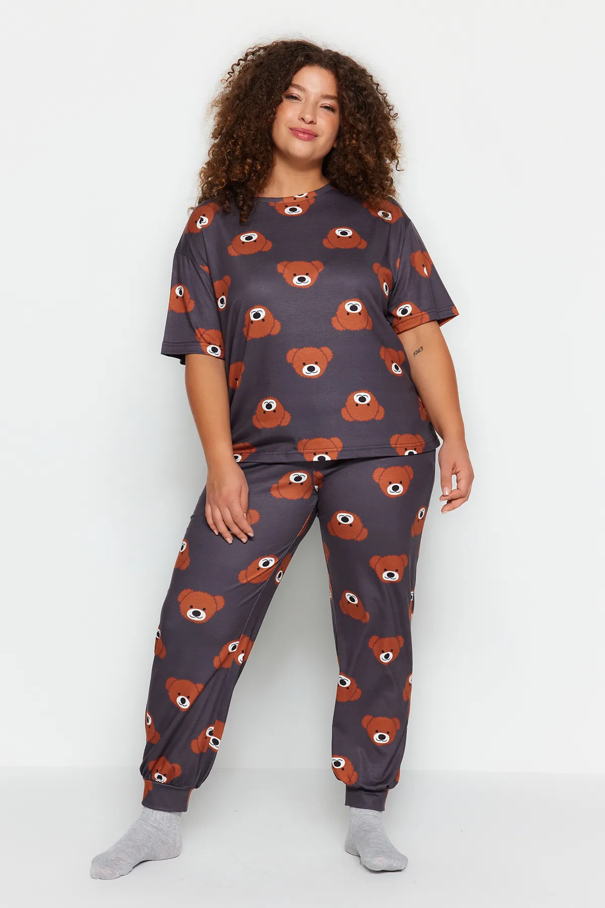 Trendyol Curve  Graues, gestricktes Pyjama-Set mit Teddybär-Muster TBBAW23AI00039
