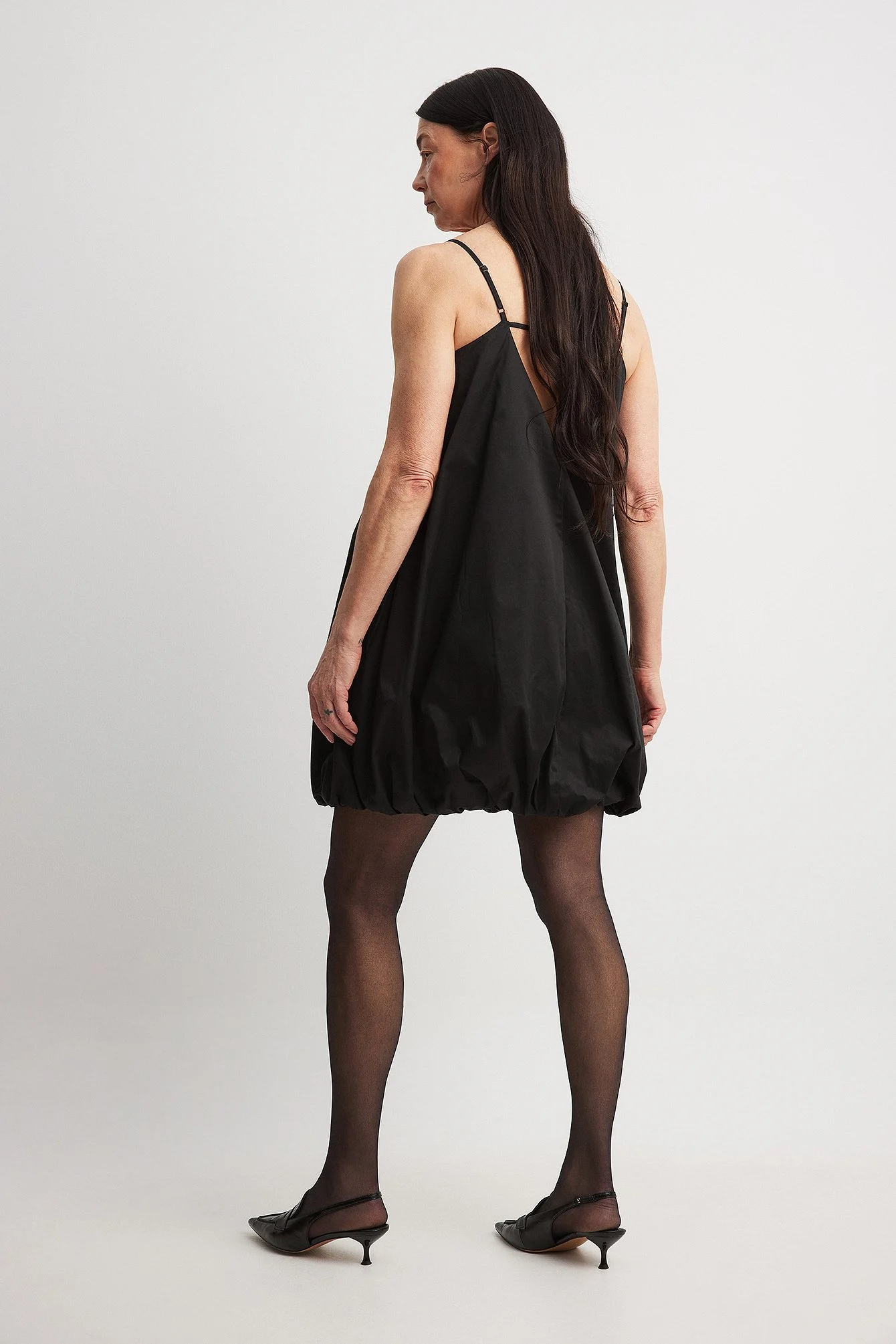 Minikleid mit dünnen Trägern und weitem Rock