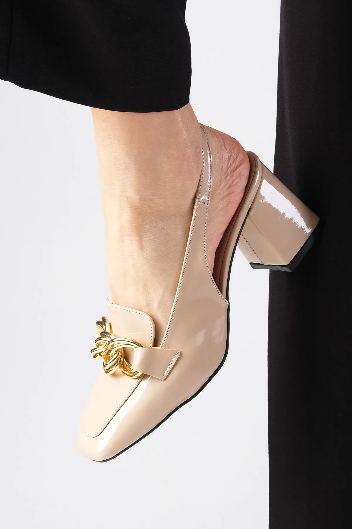 Mio Gusto  Corinne – Damenschuhe mit Absatz und stumpfer Spitze aus Lackleder in Nude-Farbe, offener Rückseite und dickem Absatz