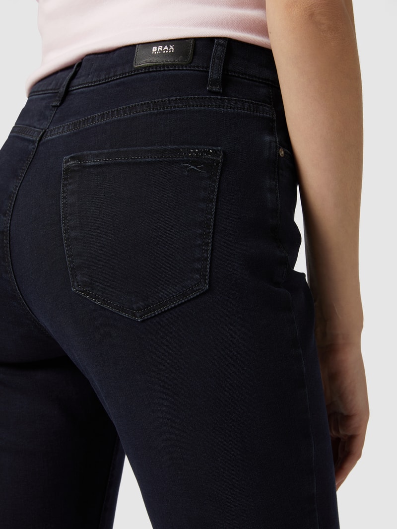 Jeans mit Label-Patch aus Leder Modell 'Carola' in marineblau