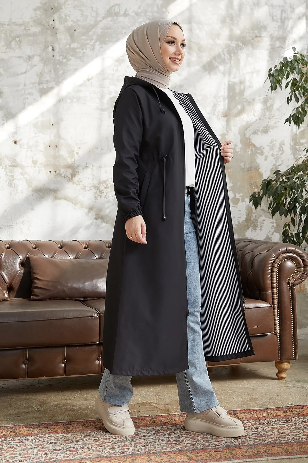 InStyle  Layisa gestreifter, gemusterter Trenchcoat mit geraffter Taille – Schwarz