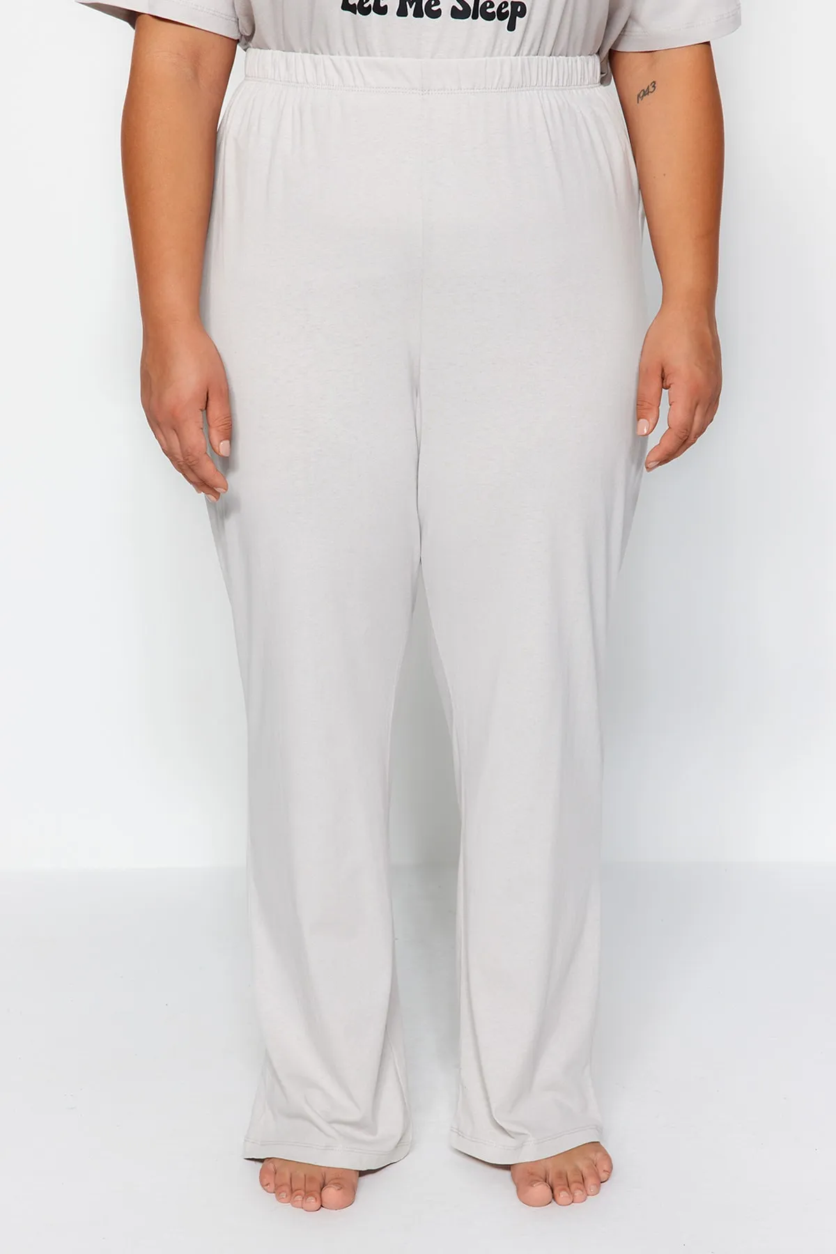 Trendyol Curve  Hellgraues bedrucktes Pyjama-Set aus Strick TBBAW24AI00003