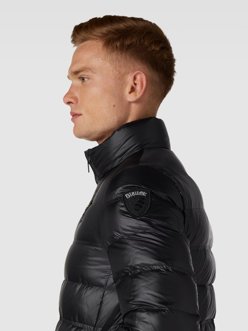 Daunenjacke mit Label-Detail in schwarz