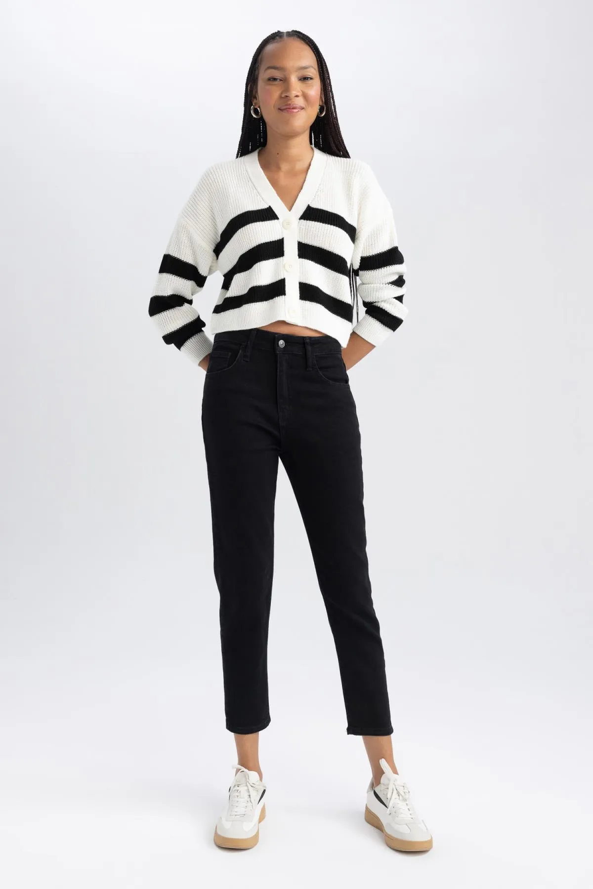 DeFacto  Bequeme Mom-Passform, hohe, bequeme Passform, leicht, schmale Beintaille, knöchellange Jeanshose A6985ax23au
