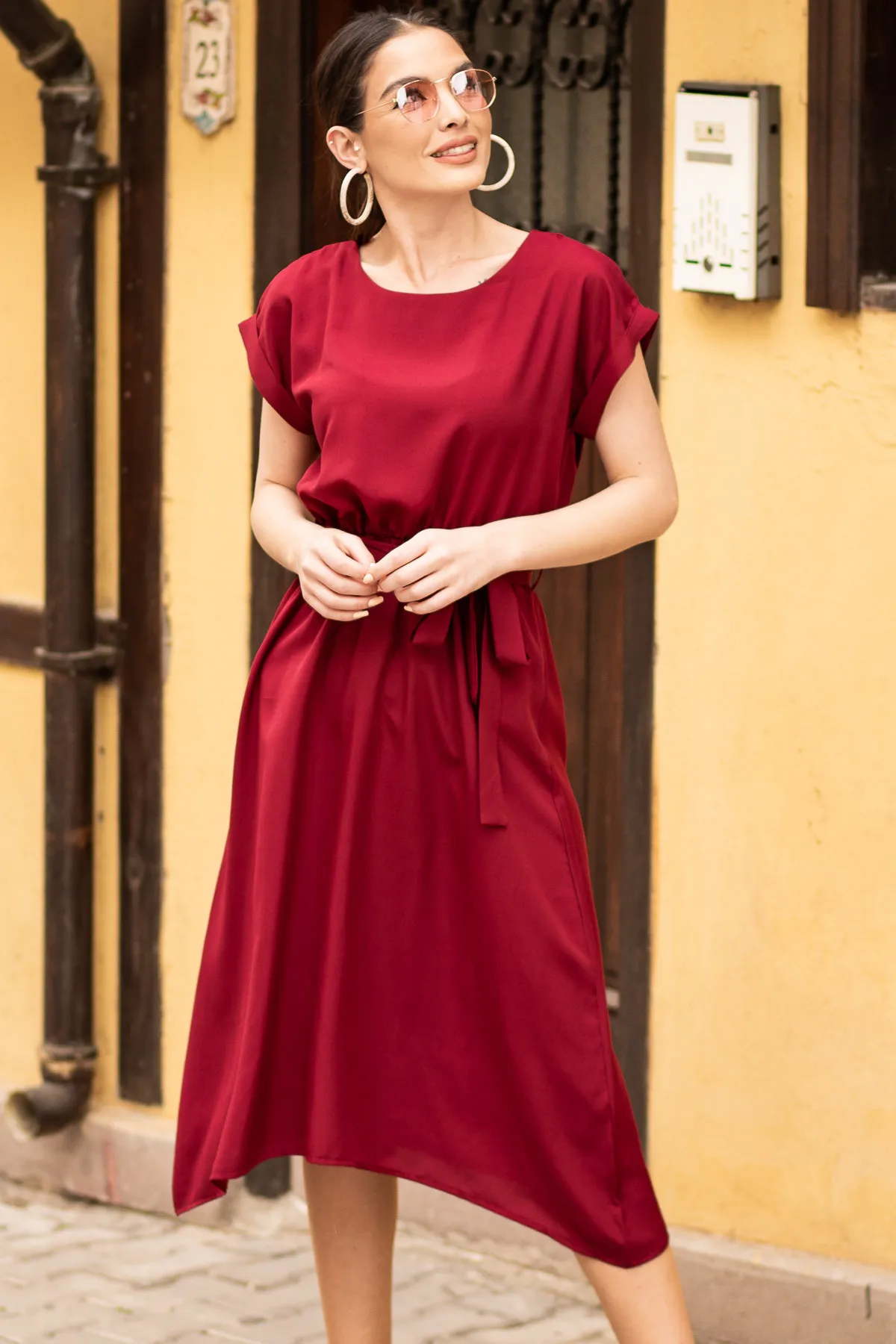 armonika  Burgunderrotes Kleid für Damen mit elastischer Taille und Bindeband ARM-18Y001120