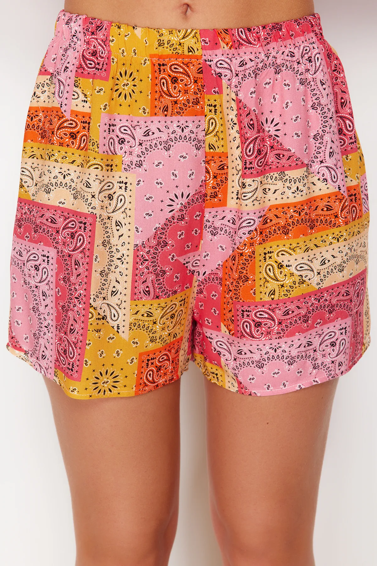 Trendyol Collection  Mehrfarbiges Pyjama-Set aus gewebter Viskose mit ethnischem Muster THMSS24PT00180