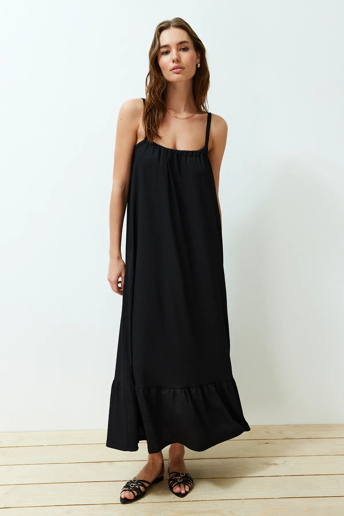 Trendyol Collection  Schwarzes, detailliertes, gewickeltes/strukturiertes Maxi-Strickkleid mit Trägern am Rücken TWOSS24EL00259