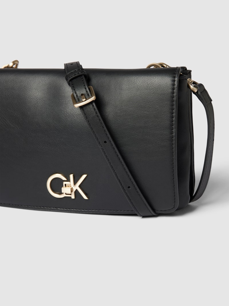 Handtasche mit Label-Detail in schwarz