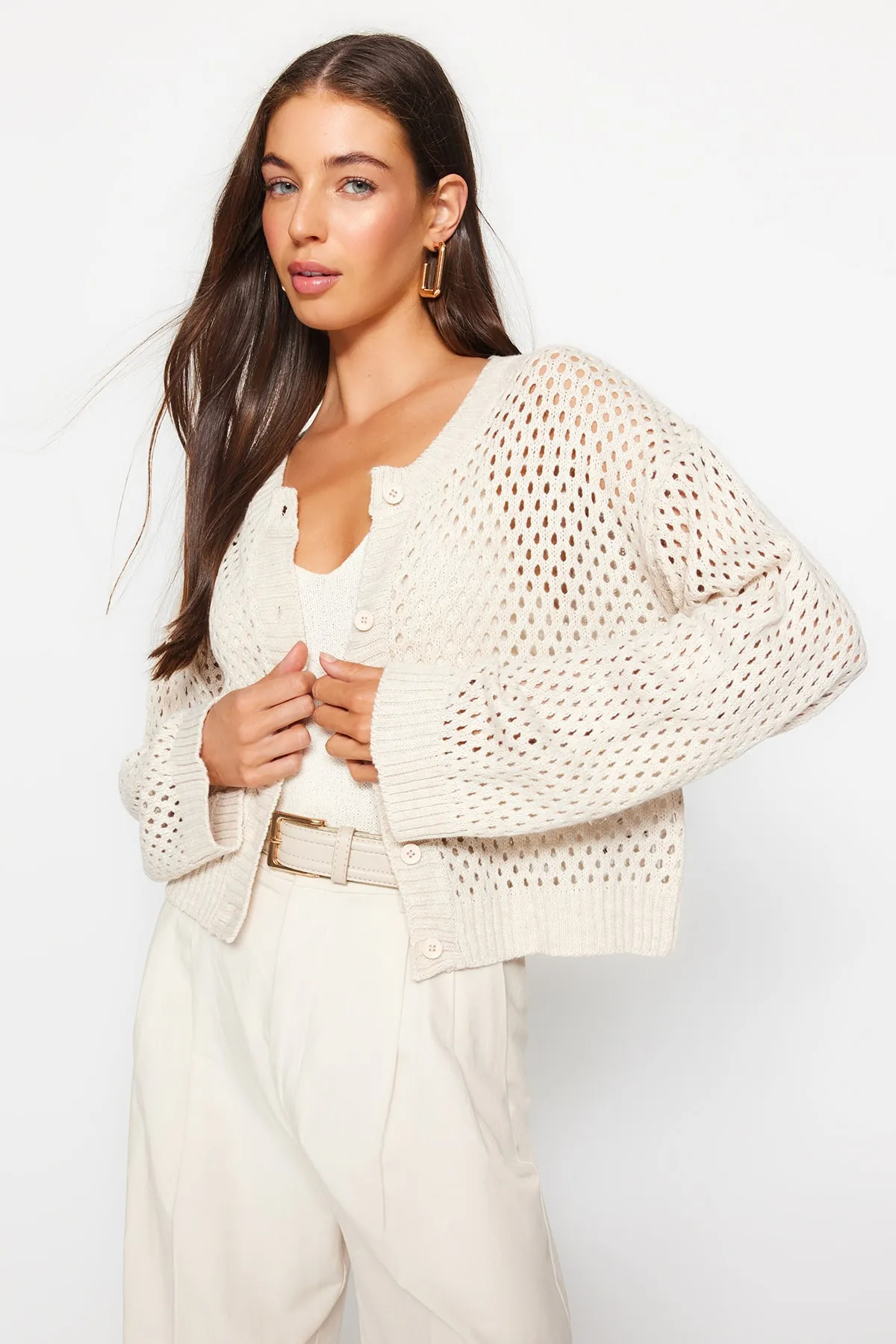 Trendyol Collection  Steinfarbene, durchbrochene/durchbrochene Strickjacke mit Rundhalsausschnitt TWOAW24HI00234