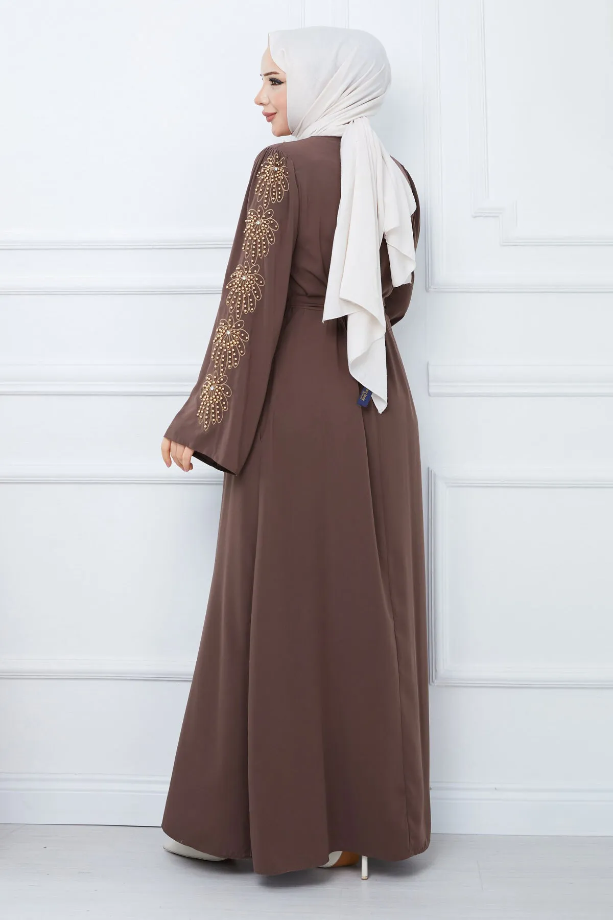 Tesettür Dünyası  Hijab mit Perlenstickerei und Gürtel Ferace TSD240203 Braun