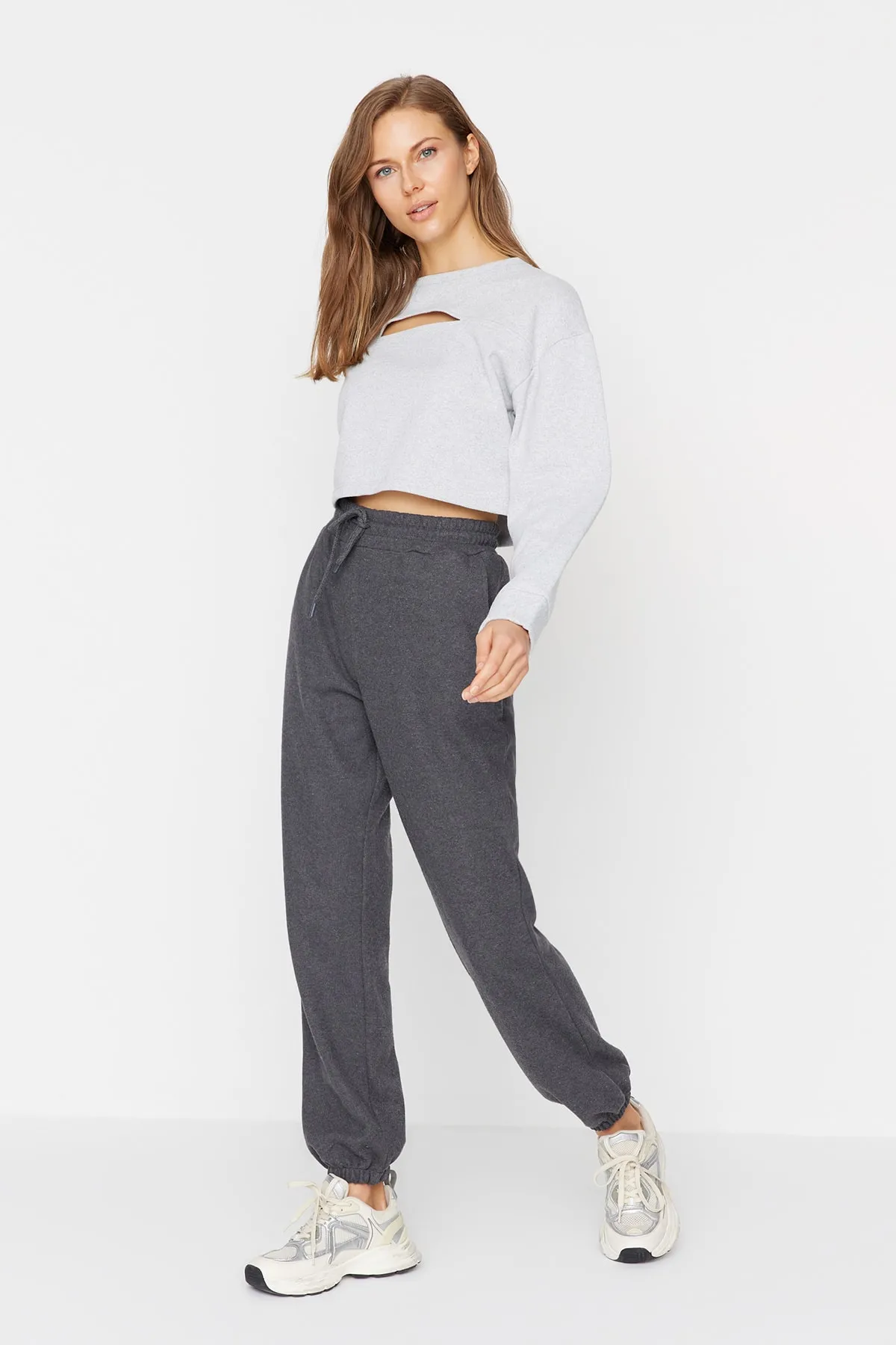 Trendyol Collection  Anthrazitfarbene Thessaloniki-Sport-Jogginghose mit bequemer Passform und Taschenstrick TWOAW21EA0168