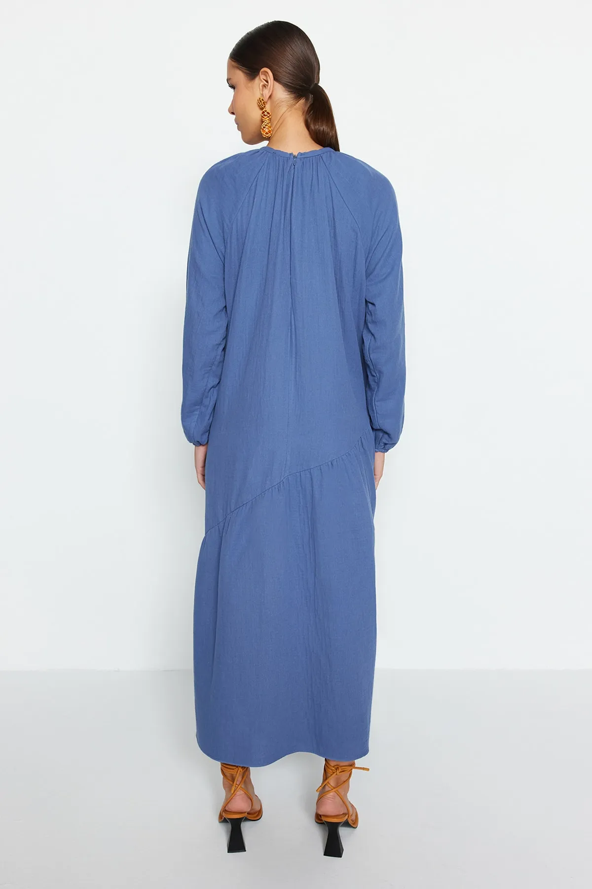 Trendyol Modest  Indigoblaues, gefüttertes, gewebtes Kleid aus 100 % Baumwollmusselin mit Raffung und weiter Passform TCTSS23EB00285