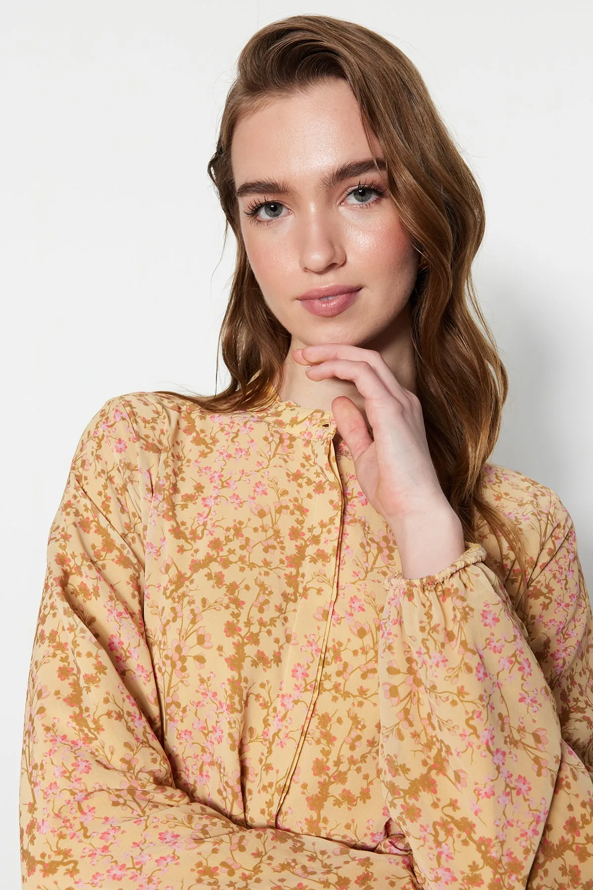 Trendyol Modest  Gelbes Kleid aus gewebtem Chiffon mit Blumenmuster, Gürtel, Stehkragen und Futter TCTSS21EL3346