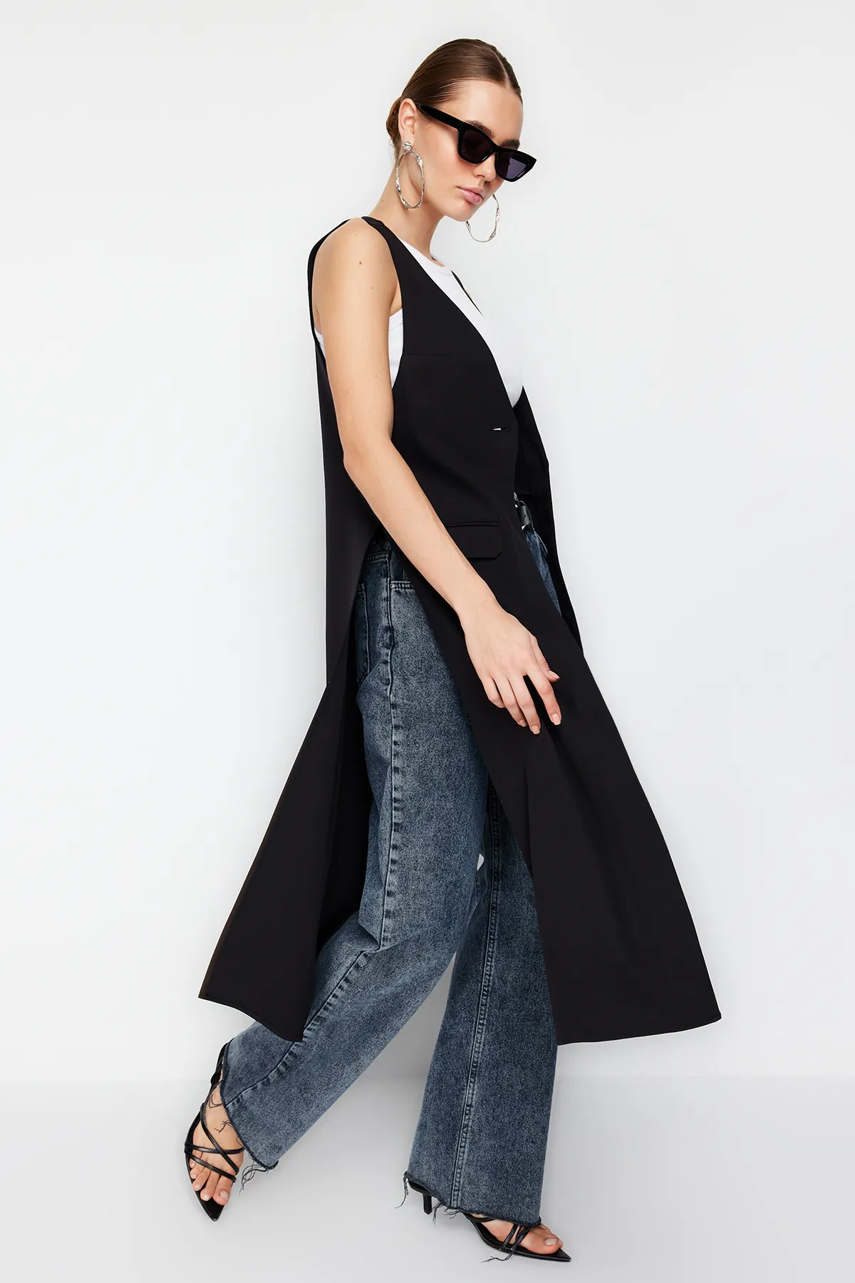 Trendyol Collection  Schwarze, taillierte, lange Weste TWOSS24YE00036