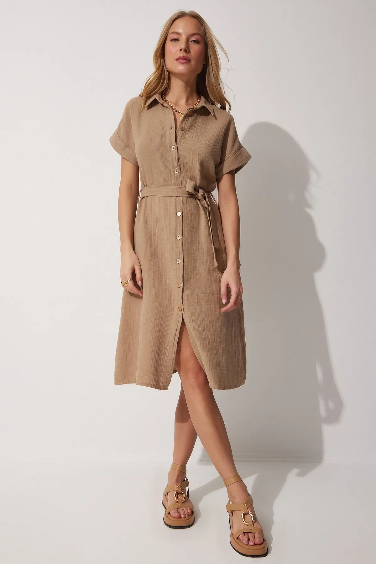 Happiness İstanbul  Damen-Hemdkleid aus Leinen in Dunkelbeige mit Gürtel MX00046