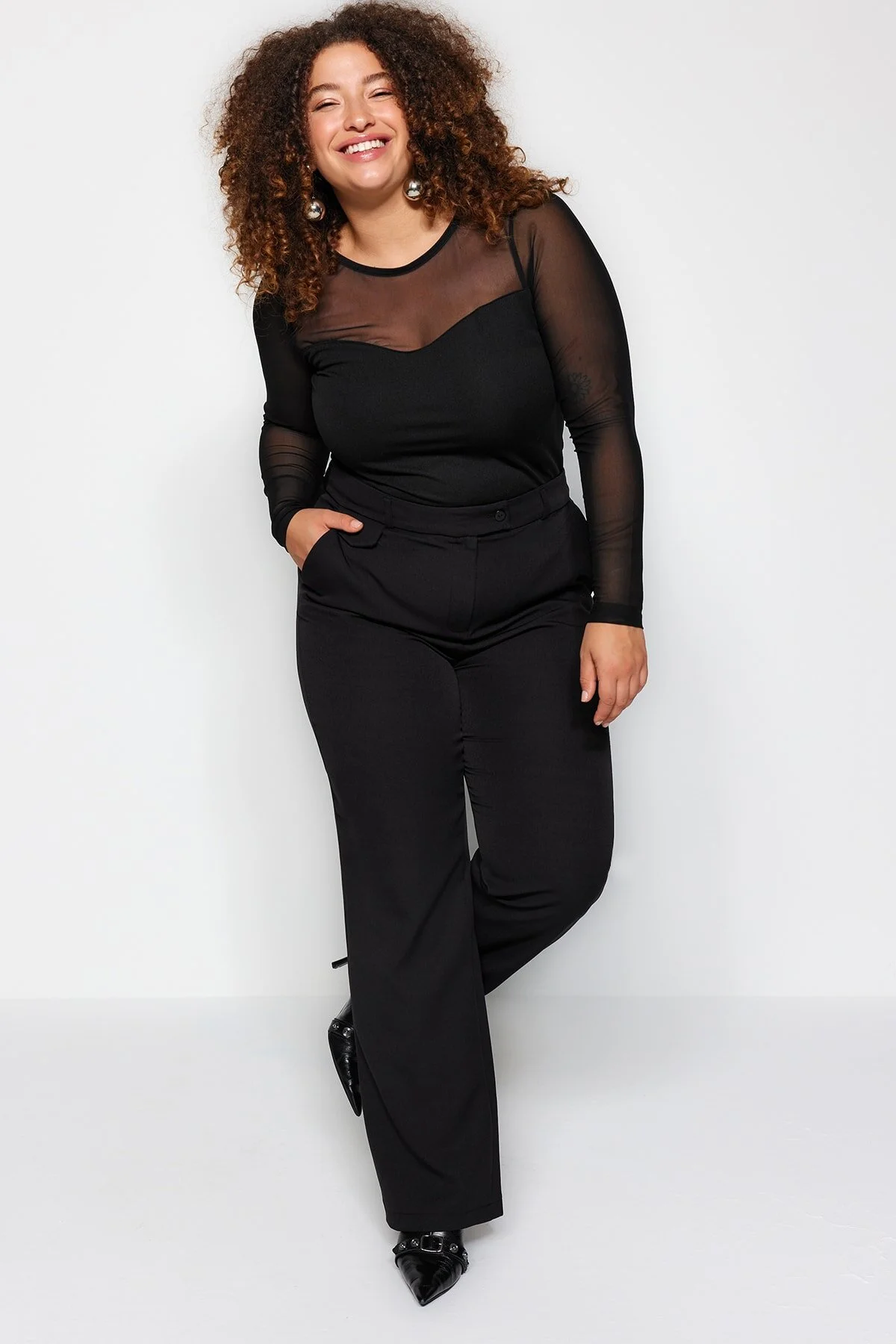 Trendyol Curve  Schwarze, gerade geschnittene Webhose mit hoher Taille TBBAW24AR00000