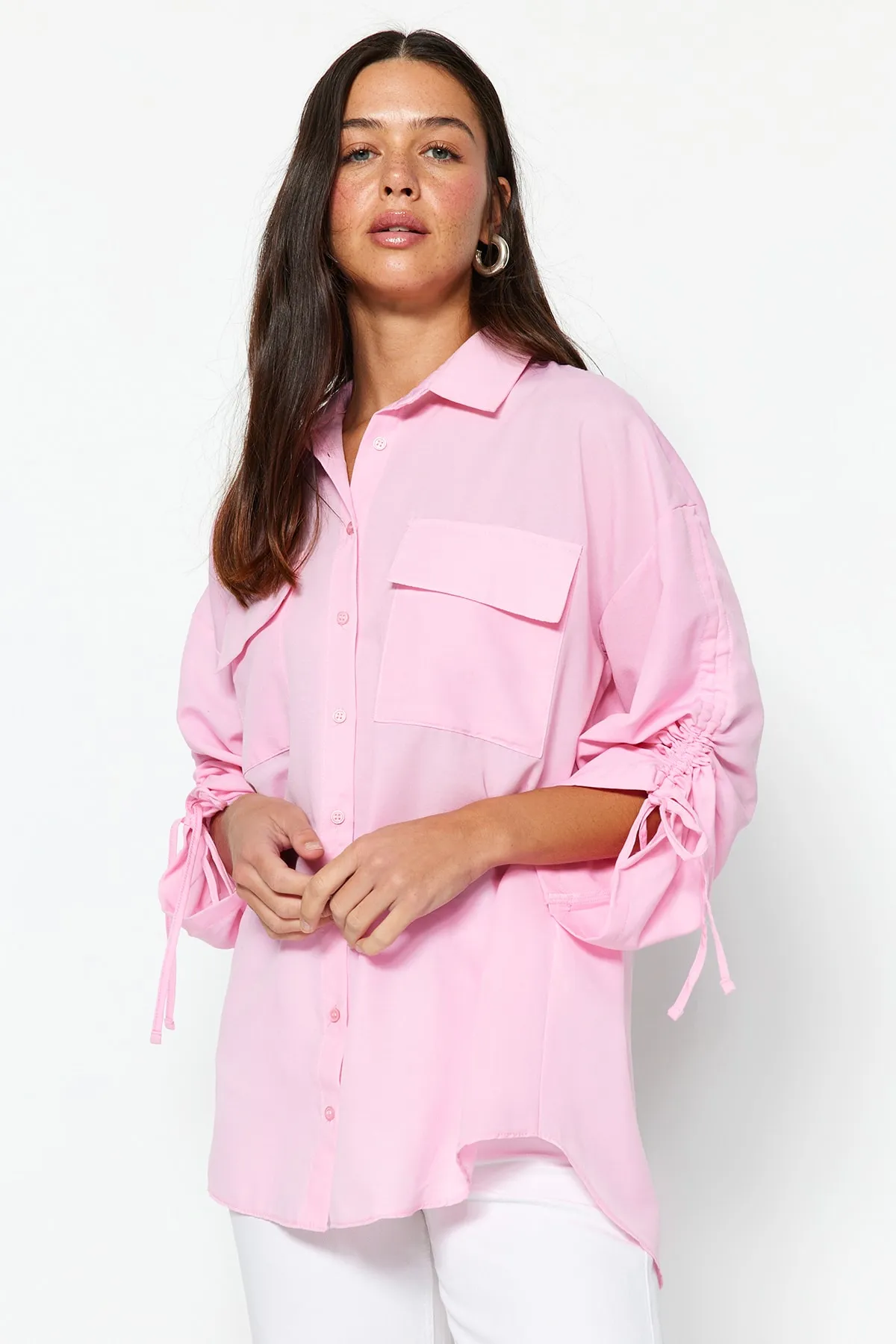 Trendyol Modest  Hellrosa Hemd aus gewebter Baumwolle mit verstellbaren Ärmeln und Kordelzug TCTSS23TG00011