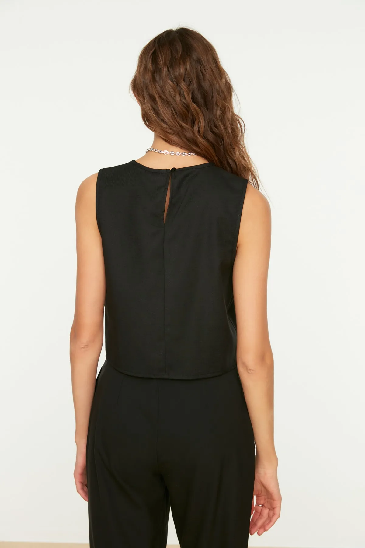 Trendyol Collection  Schwarze ärmellose Bluse in gewebter Leinenoptik TWOSS22BZ0246