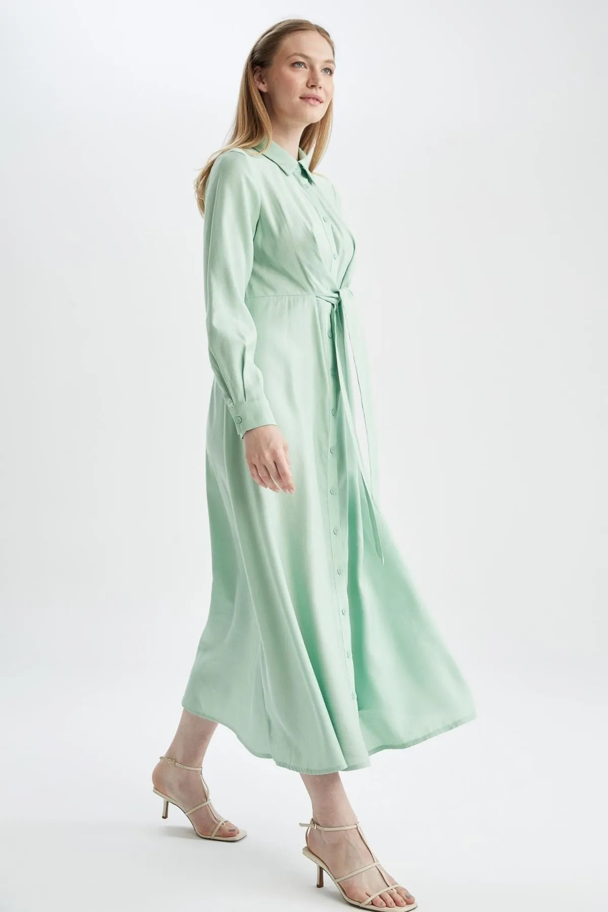 DeFacto  Normal geschnittenes Maxikleid mit Schärpendetail und Hemdkragen