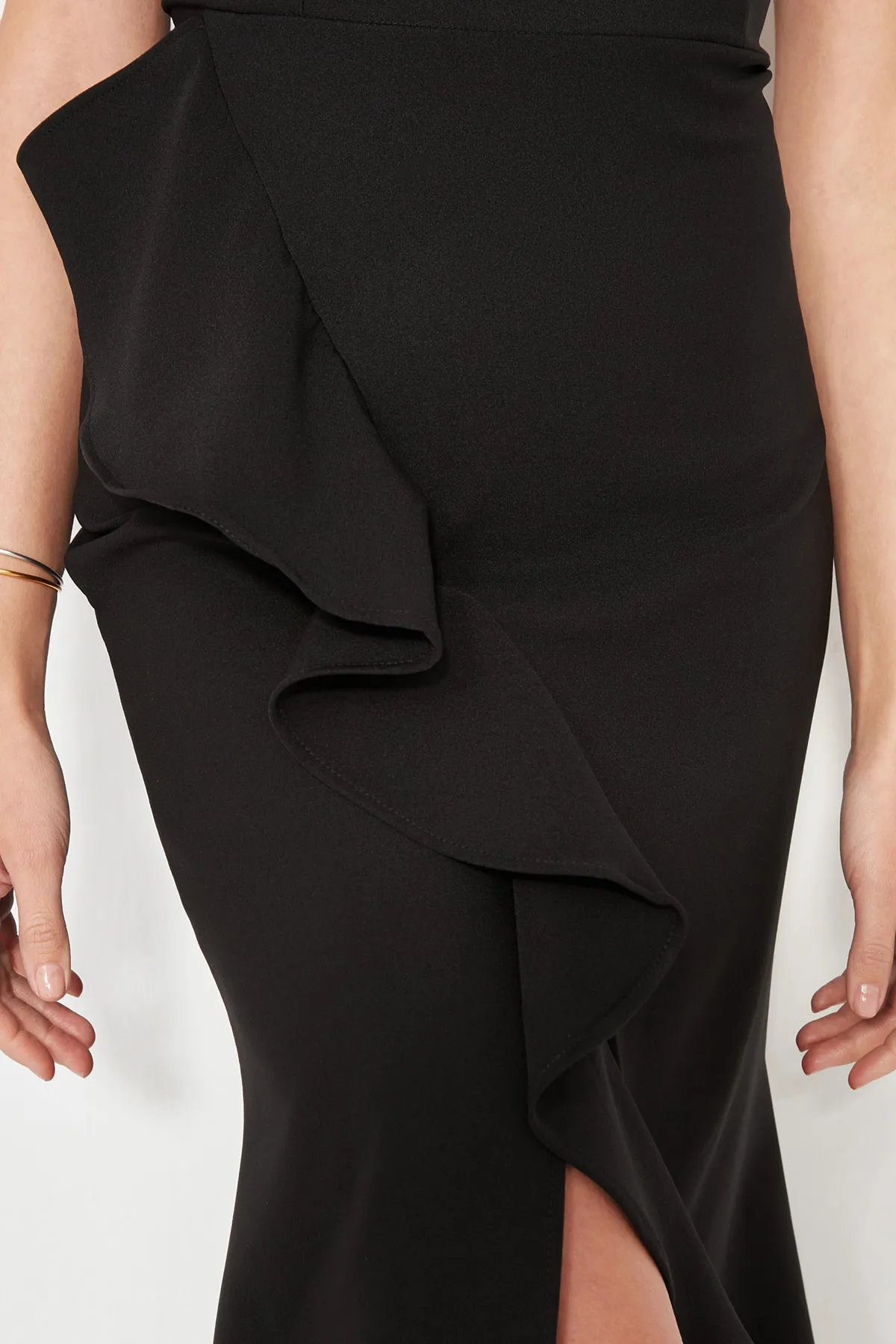 Trendyol Collection  Schwarzes, gewebtes, gefüttertes Volant-Elegantes Abendkleid TPRAW19BB0144