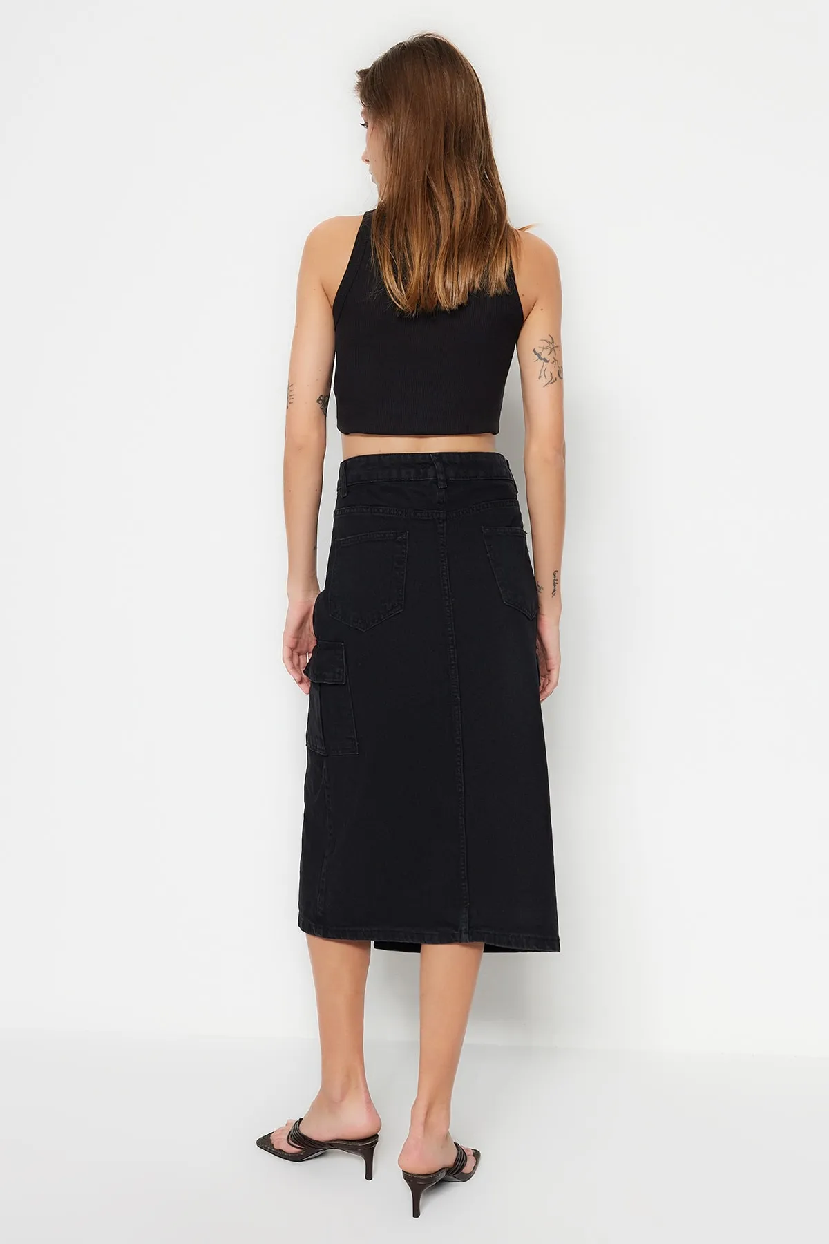 Trendyol Collection  Schwarzer Midi-Jeansrock mit hoher Taille und Cargo-Taschendetail TWOSS23ET00110
