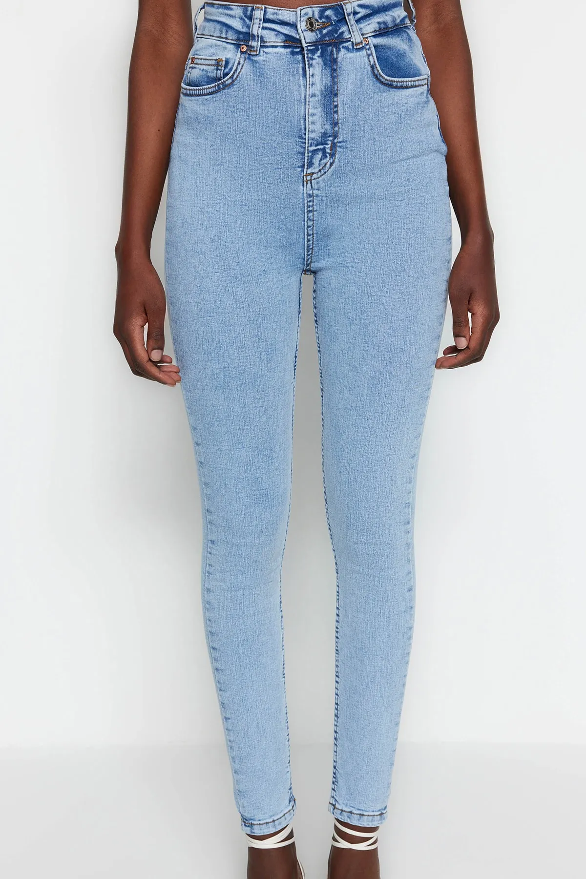 Trendyol Collection  Hellblaue Skinny Jeans mit hoher Taille TWOSS23JE00075