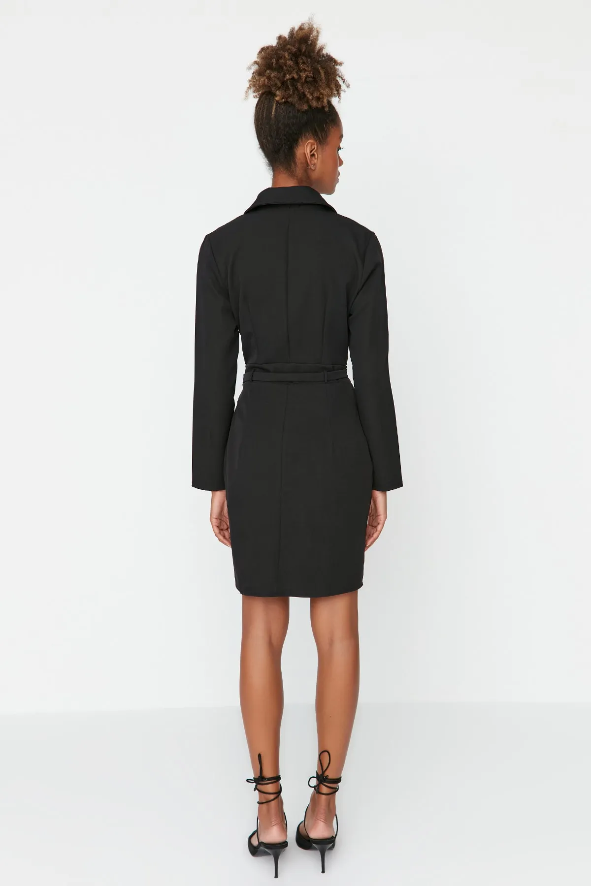 Trendyol Collection  Schwarzes Mini-Kleid mit gewebter Jacke und Kragen TWOAW23EL00360