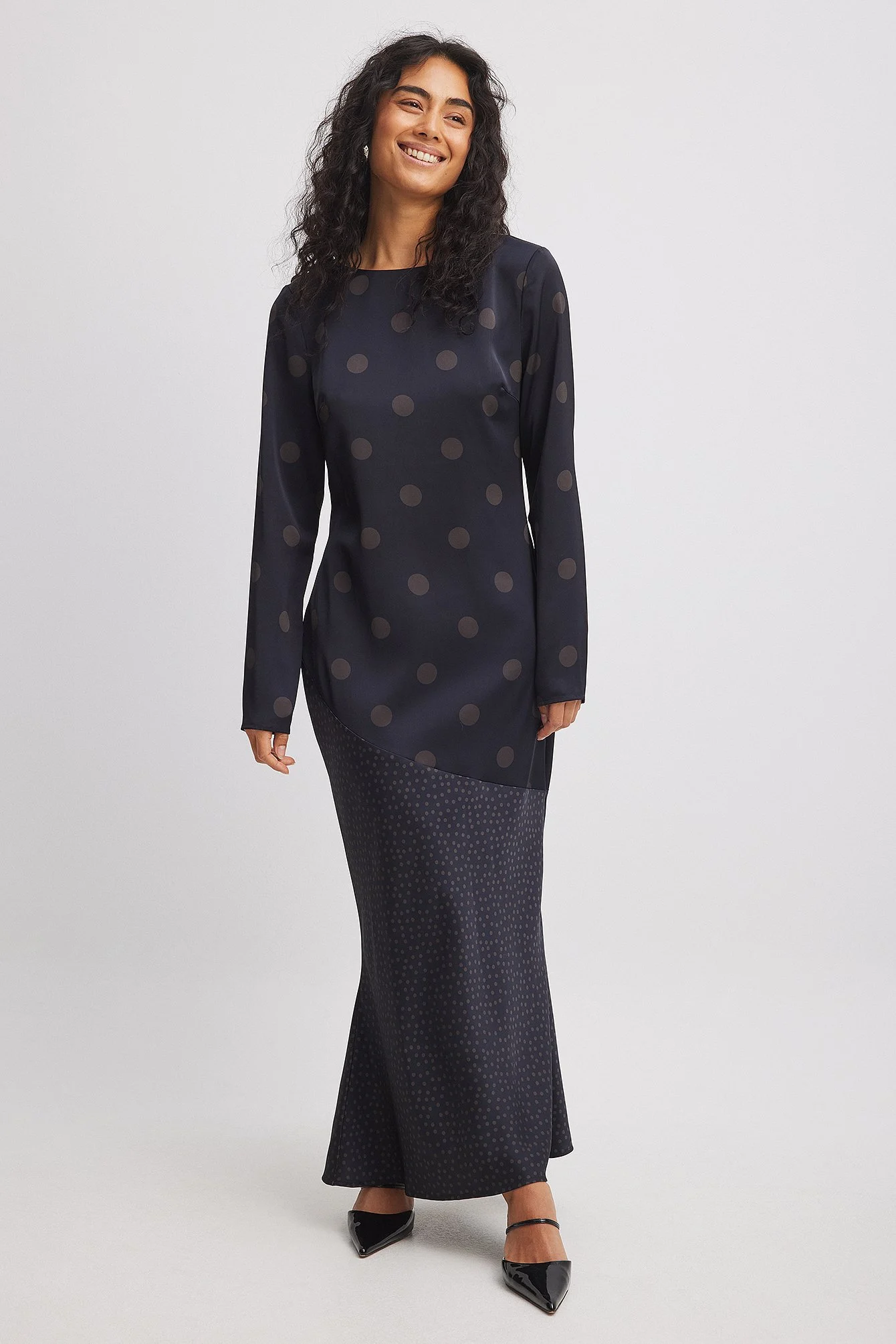 Gepunktetes Midikleid aus Satin